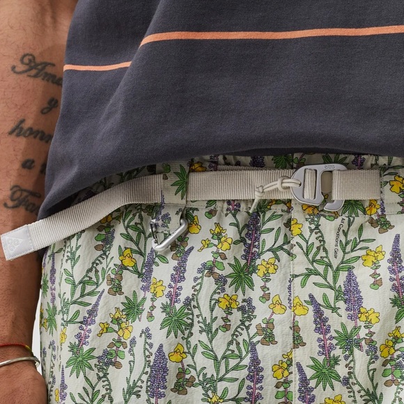 NWOT NIKE ACG Snowgrass Cream Floral Men's Cargo Shorts Size M - Picture 2 of 16